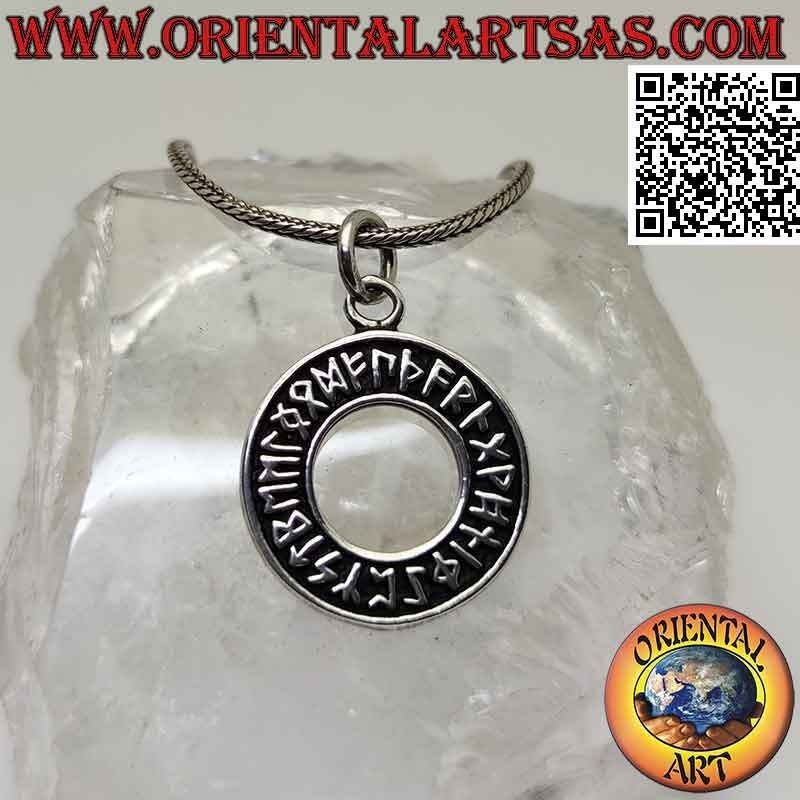 Ciondolo in argento, disco con rune in bassorilievo (amuleto vichingo)
