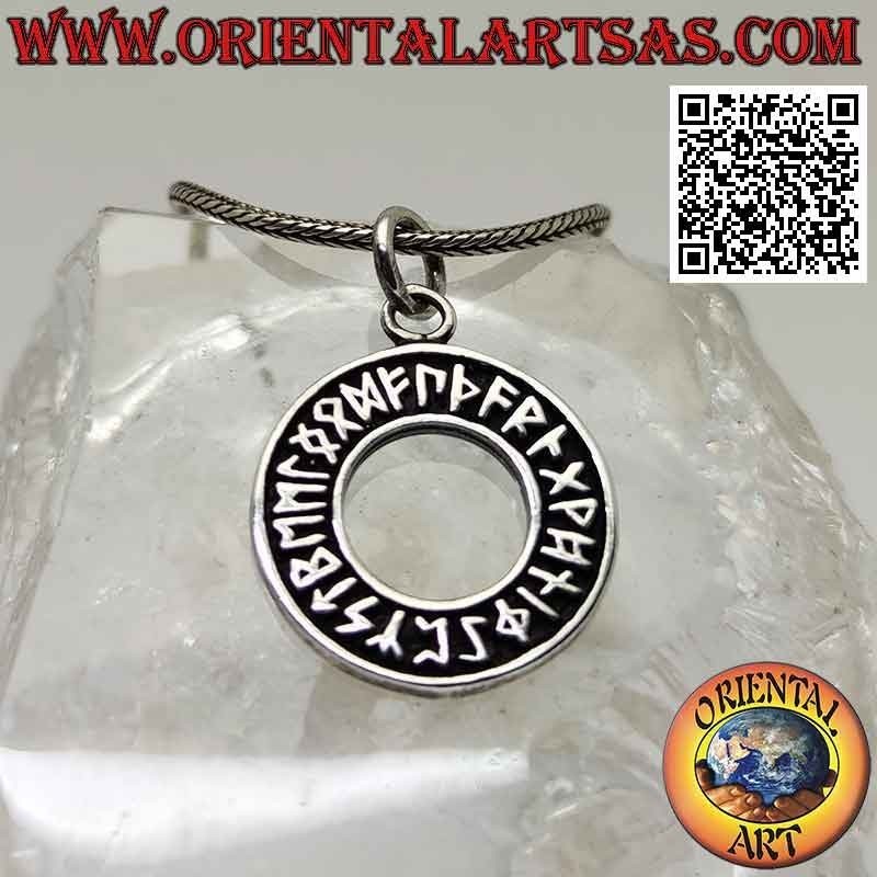 Pendentif en argent, disque avec runes en bas-relief (amulette viking)