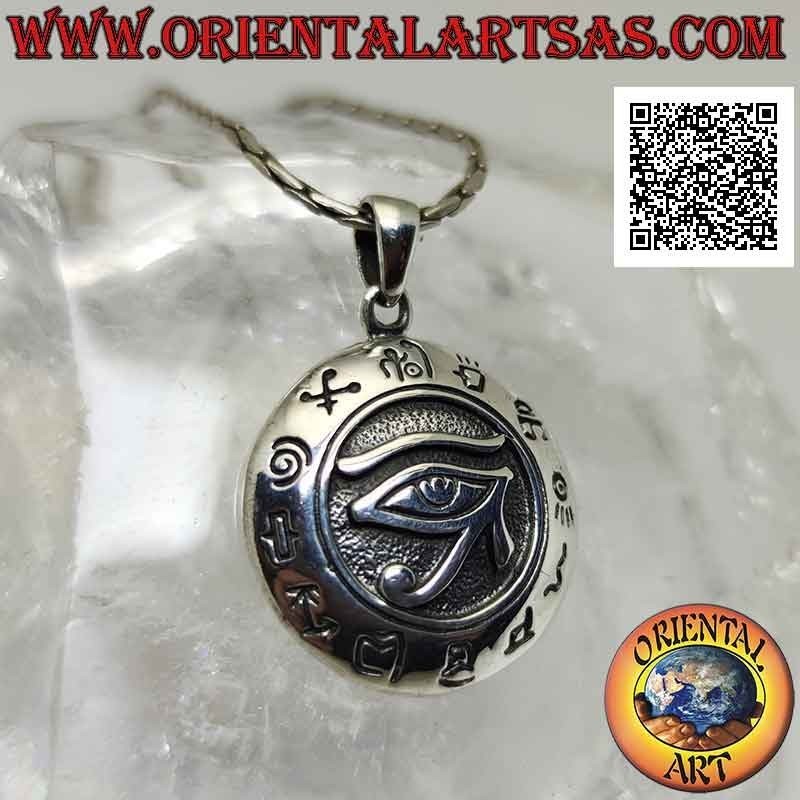 Colgante de plata, medalla redonda con ojo de Ra / Horus en bajorrelieve rodeado de jeroglíficos (21 mm Ø)