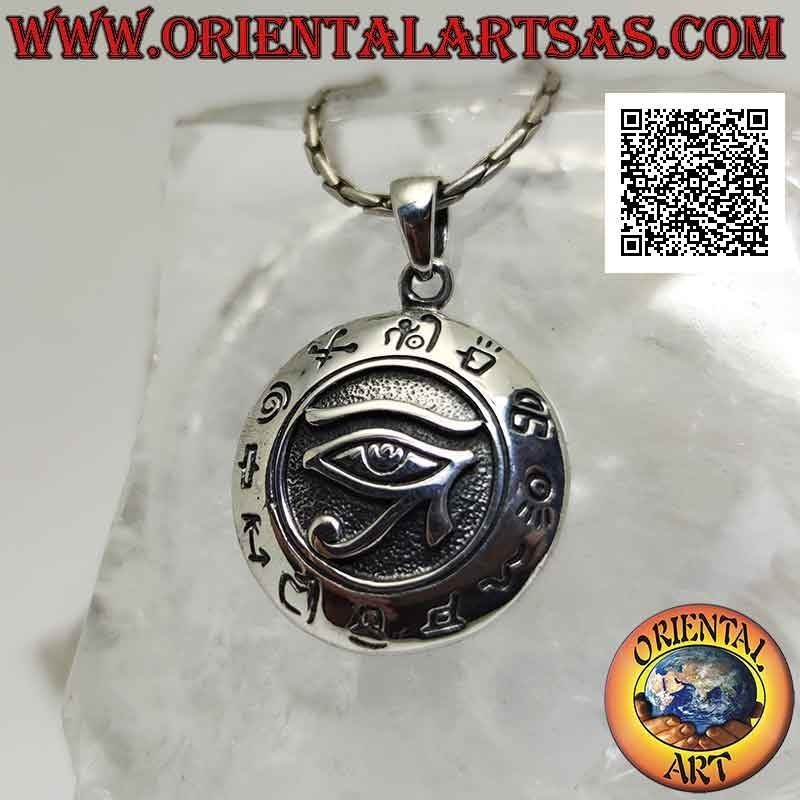 Colgante de plata, medalla redonda con ojo de Ra / Horus en bajorrelieve rodeado de jeroglíficos (21 mm Ø)