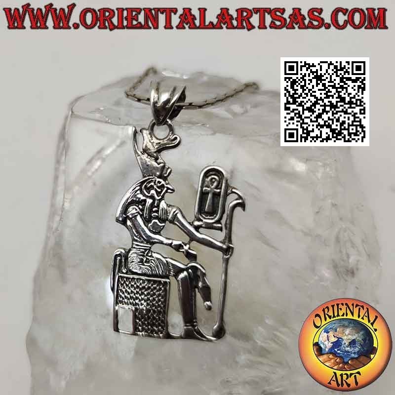 Colgante de plata, el dios egipcio Horus sentado en el trono