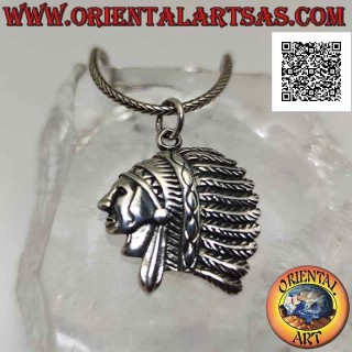 Colgante de plata, perfil de un indio nativo americano con tocado de plumas