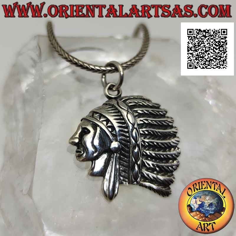 Colgante de plata, perfil de un indio nativo americano con tocado de plumas