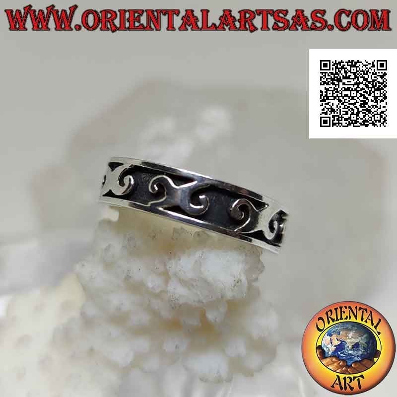 Anillo de plata trabajado con una serie de letras griegas "Chi" (X) en bajorrelieve.