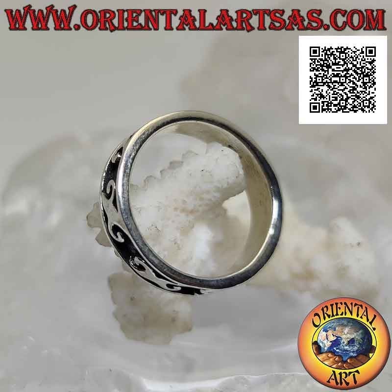 Anillo de plata trabajado con una serie de letras griegas "Chi" (X) en bajorrelieve.