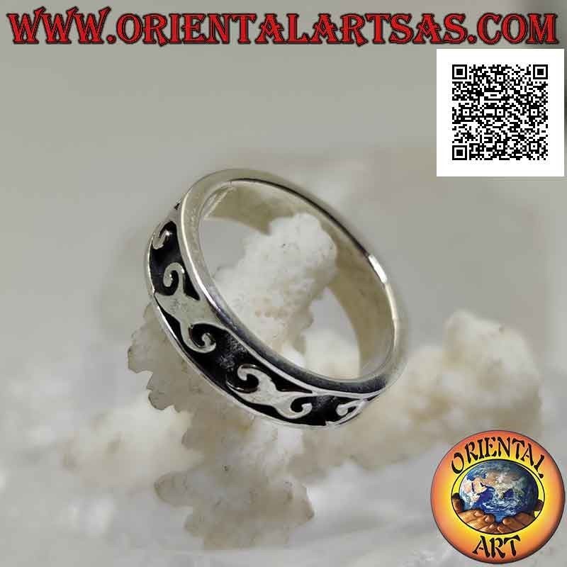 Bague en argent travaillée avec une série de lettre grecque "Chi" (X) en bas-relief