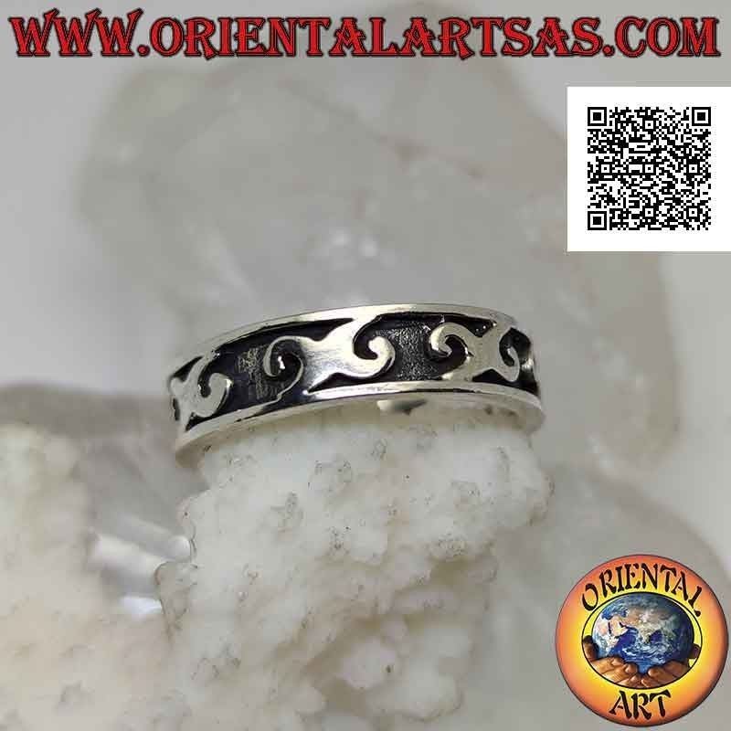 Anillo de plata trabajado con una serie de letras griegas "Chi" (X) en bajorrelieve.