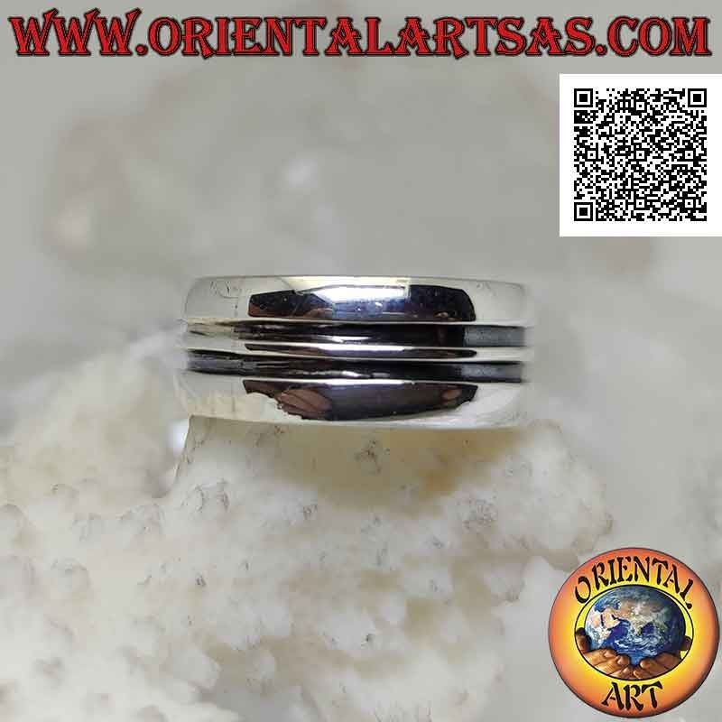Anello in argento a fascia leggermente bombata con coppia di linee parallele incise profonde