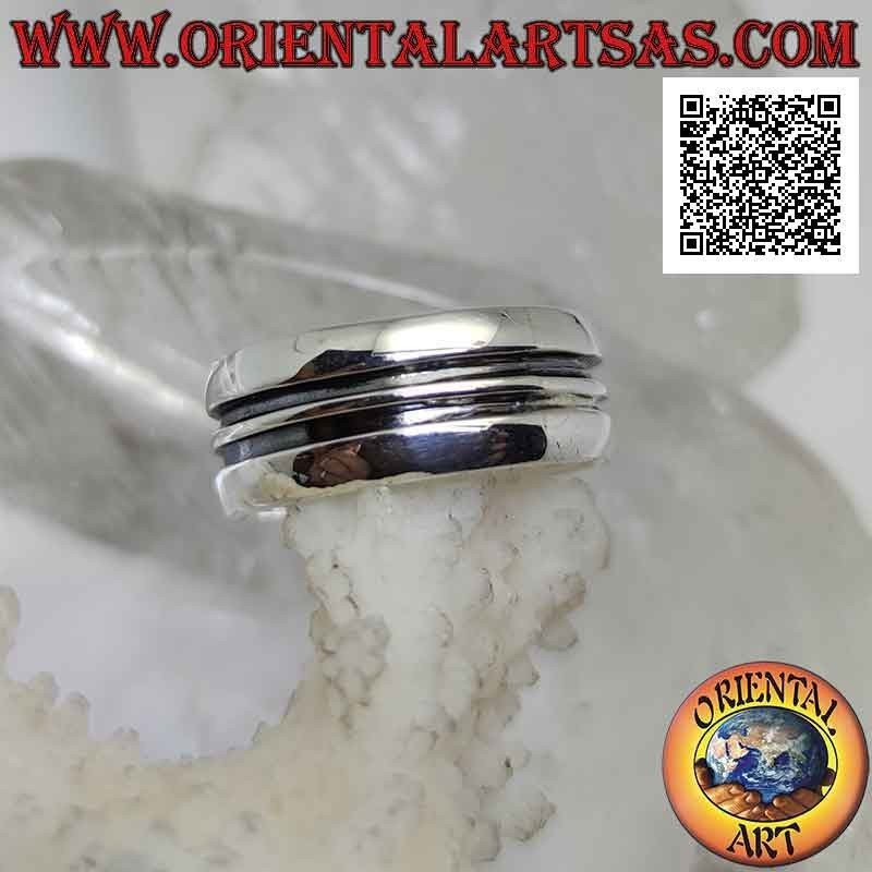 Anillo de plata con una banda ligeramente redondeada con un par de profundas líneas paralelas grabadas