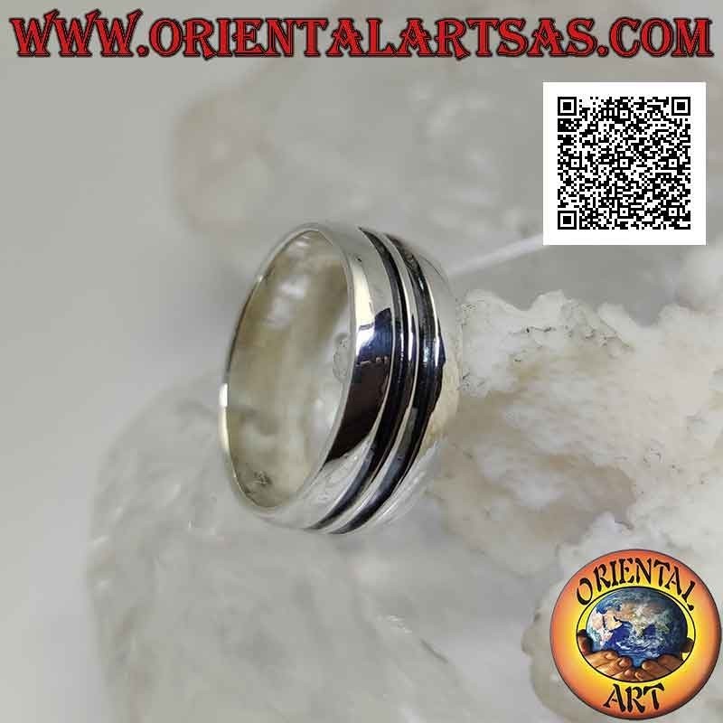 Bague en argent avec une bande légèrement arrondie avec une paire de lignes parallèles gravées profondes