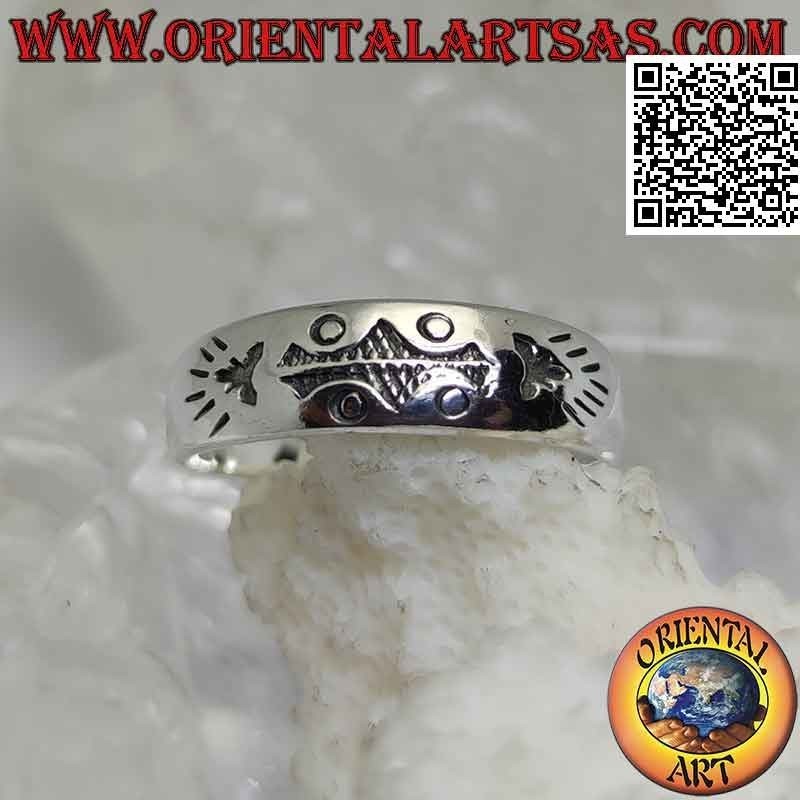 Growing band silver ring with frontal abstract engraving