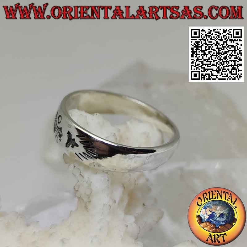 Anello in argento a fascia crescente con incisione astratta frontale