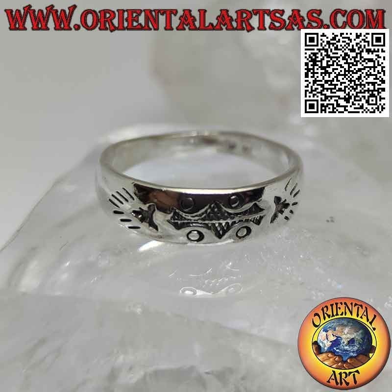 Anello in argento a fascia crescente con incisione astratta frontale
