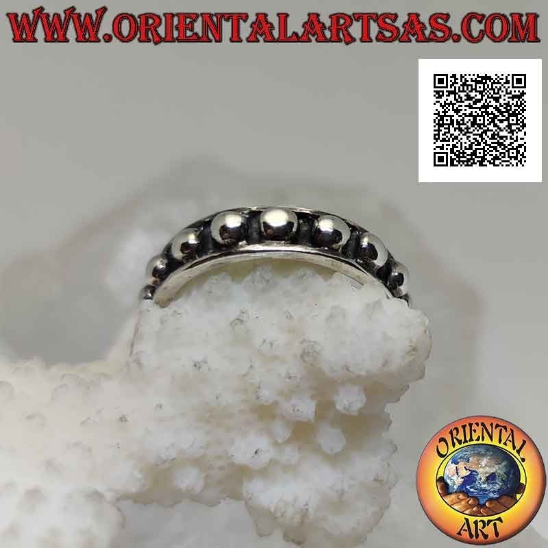 Bague en argent avec de grandes sphères lisses sur un fond en bas-relief