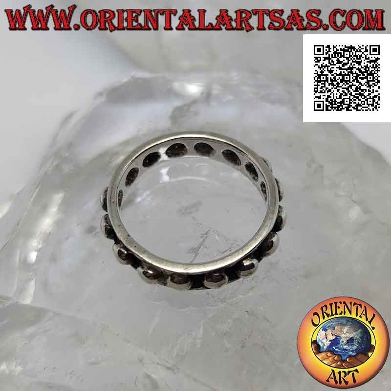 Anello in argento a fascia con sfere grandi lisce su fondo in bassorilievo