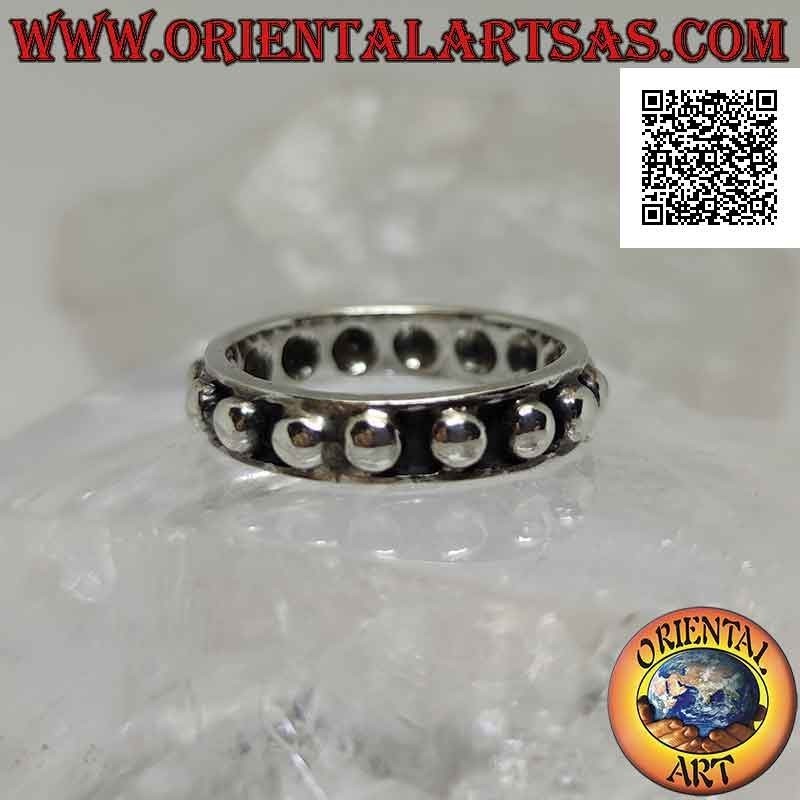Anello in argento a fascia con sfere grandi lisce su fondo in bassorilievo