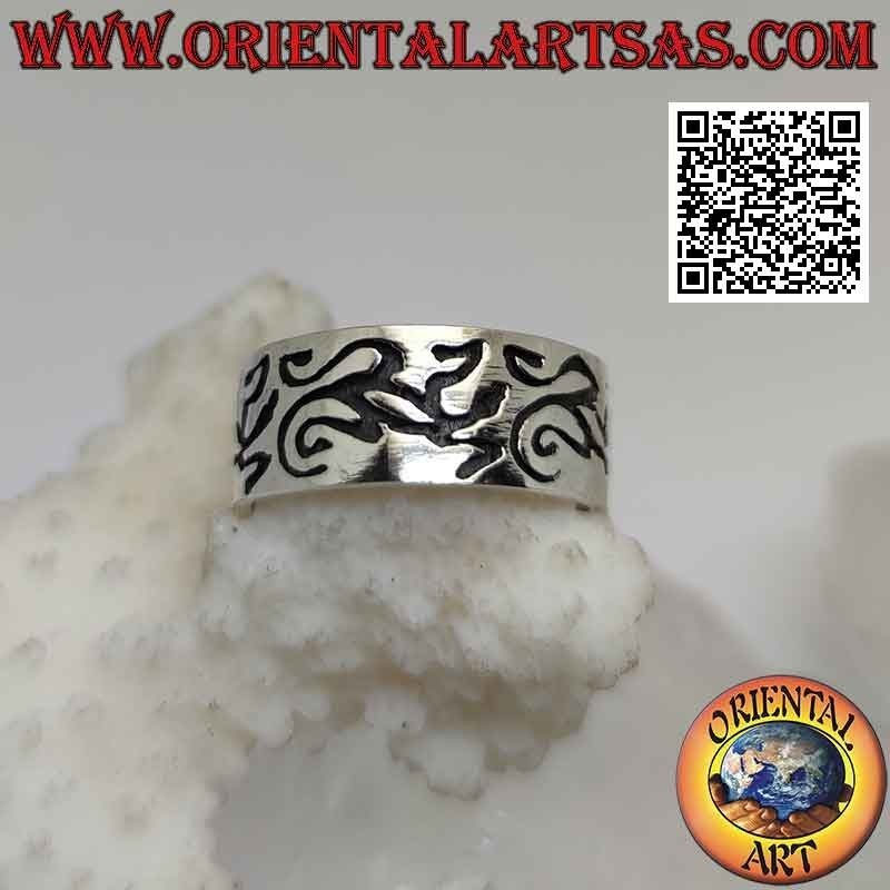 Flat band silver ring with engraved abstract geckos
