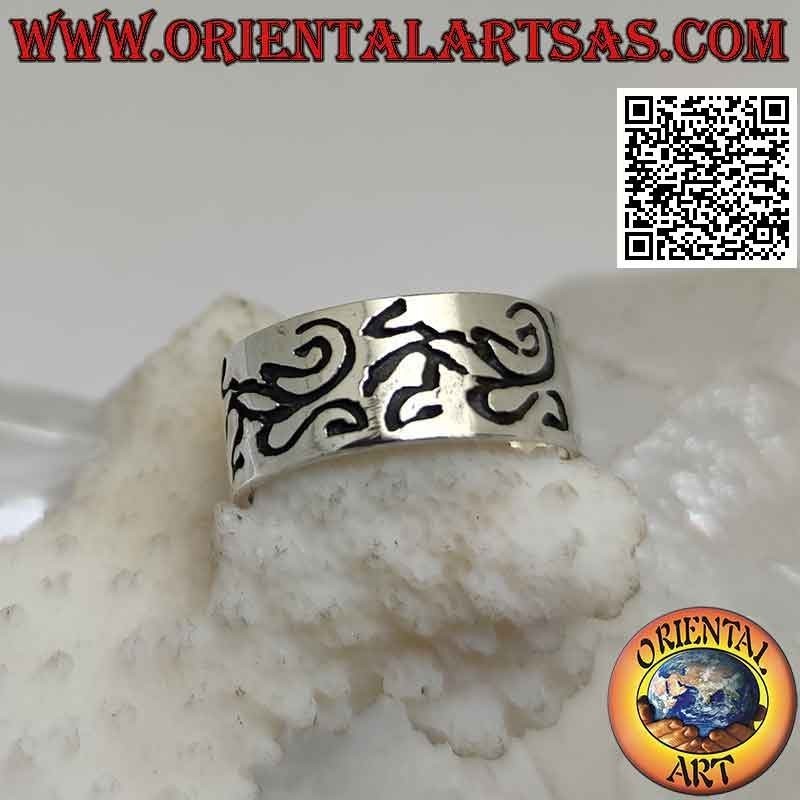 Flat band silver ring with engraved abstract geckos