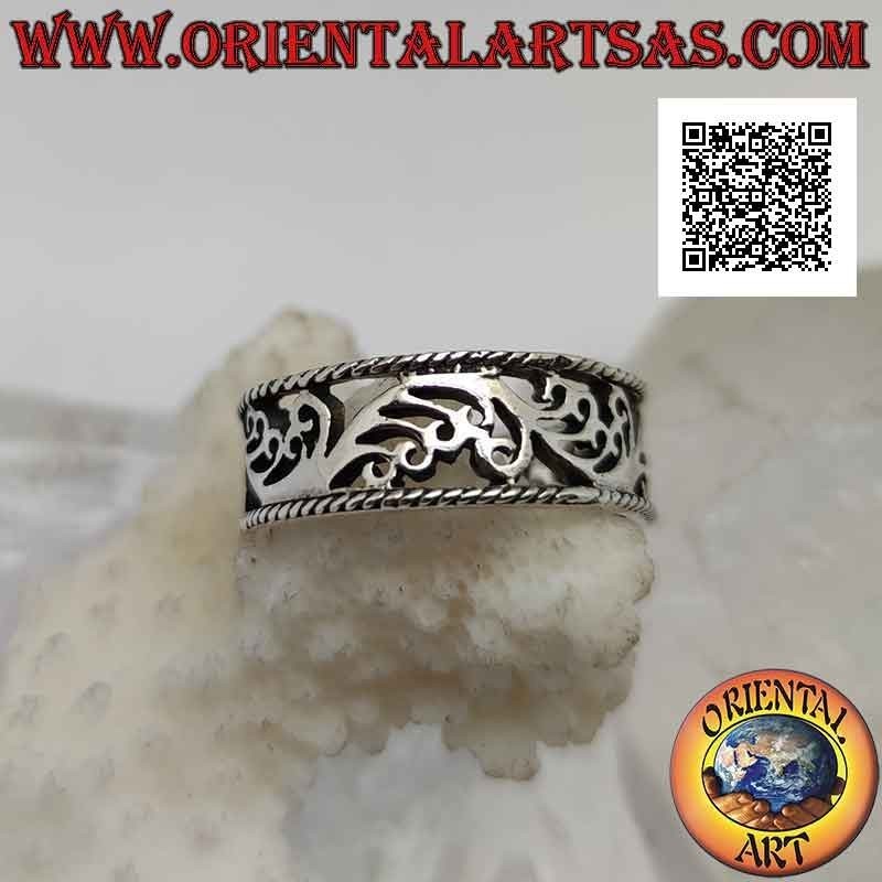 Anillo de plata con decoración floral ondulada perforada entre entrelazados