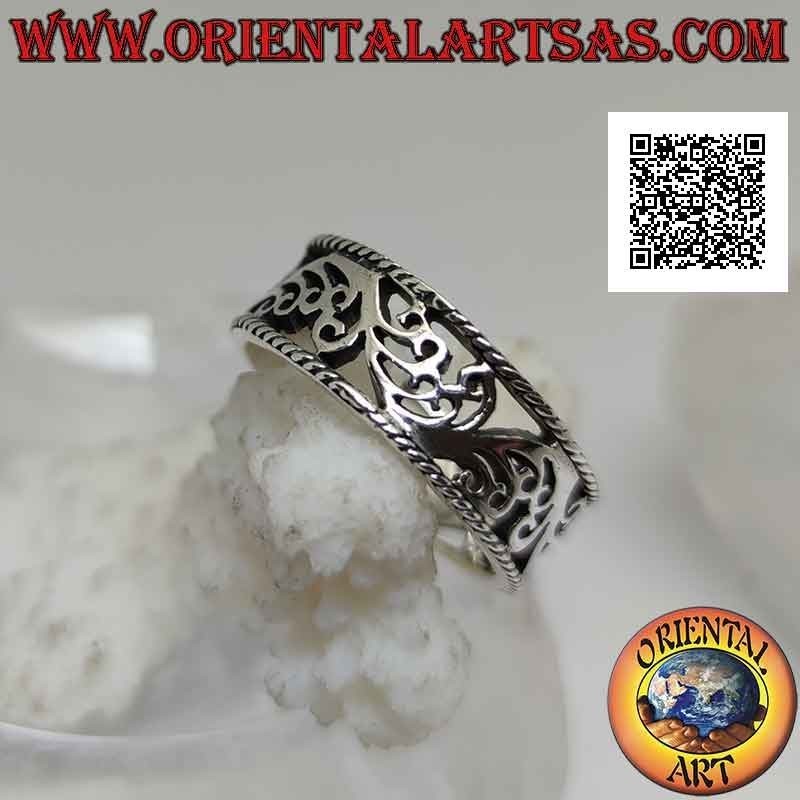 Anillo de plata con decoración floral ondulada perforada entre entrelazados