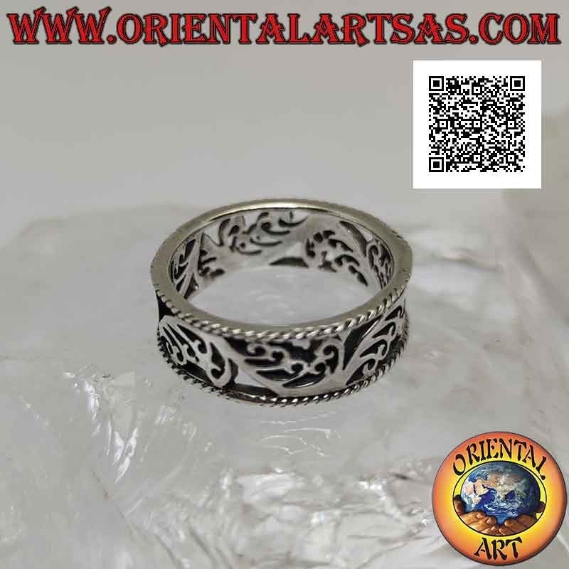 Bague en argent avec décoration florale ondulée perforée entre entrelacs