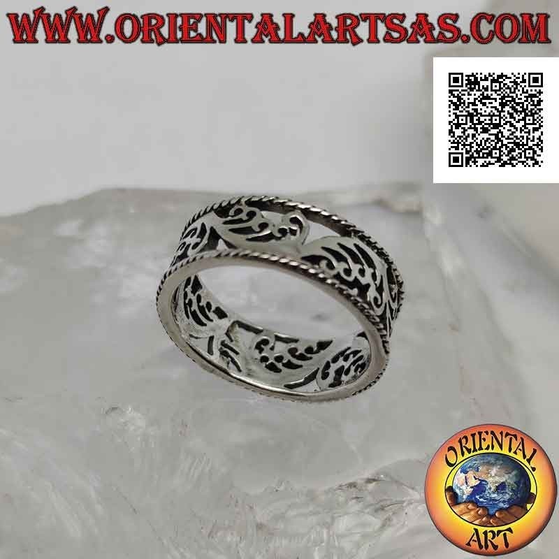 Bague en argent avec décoration florale ondulée perforée entre entrelacs