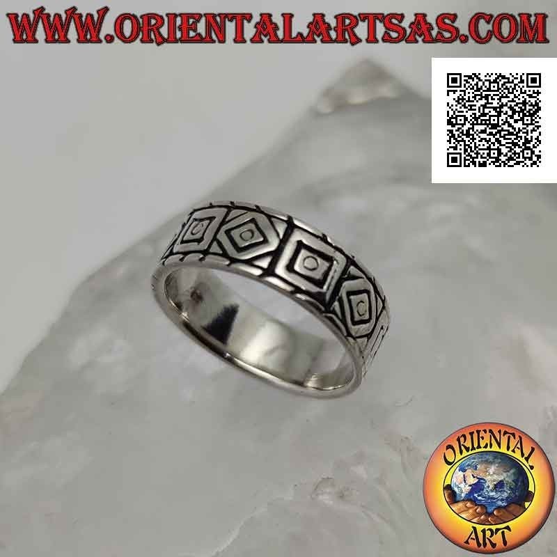 Anillo de plata trabajado con grabados de rombos y cuadrados alternados