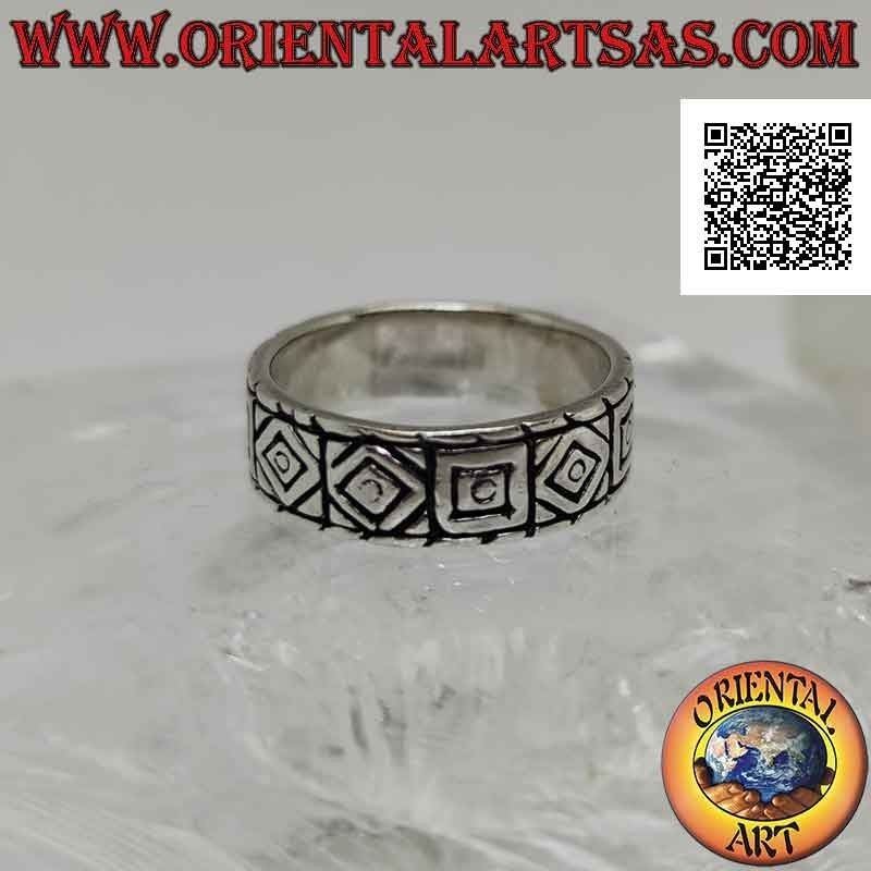 Silver band ring worked with engravings of alternating rhombuses and squares