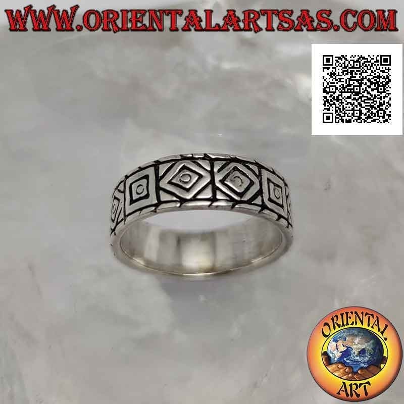 Silver band ring worked with engravings of alternating rhombuses and squares