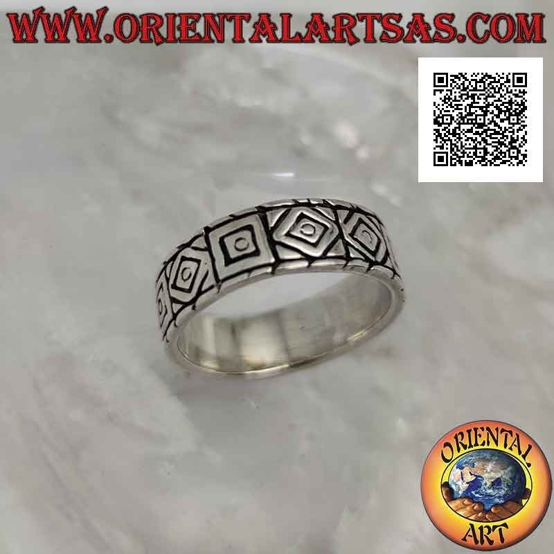 Bague en argent travaillée avec des gravures de losanges et de carrés alternés