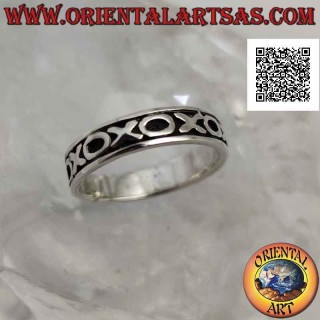 Anello in argento a fascia lavorata con serie di "O" e "X" alternati in bassorilievo