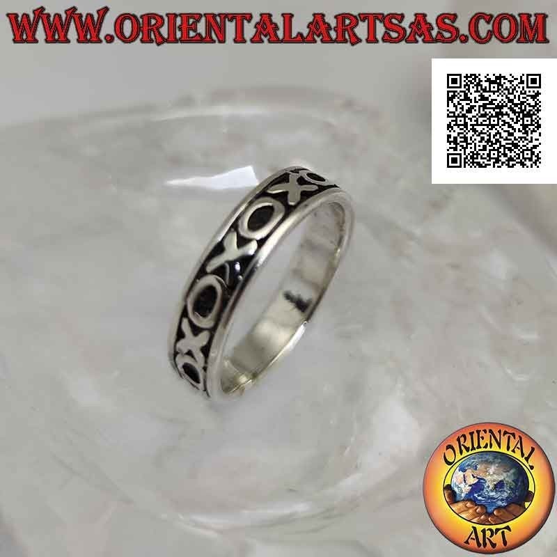 Anillo de plata trabajado con una serie de "O" y "X" alternas en bajorrelieve