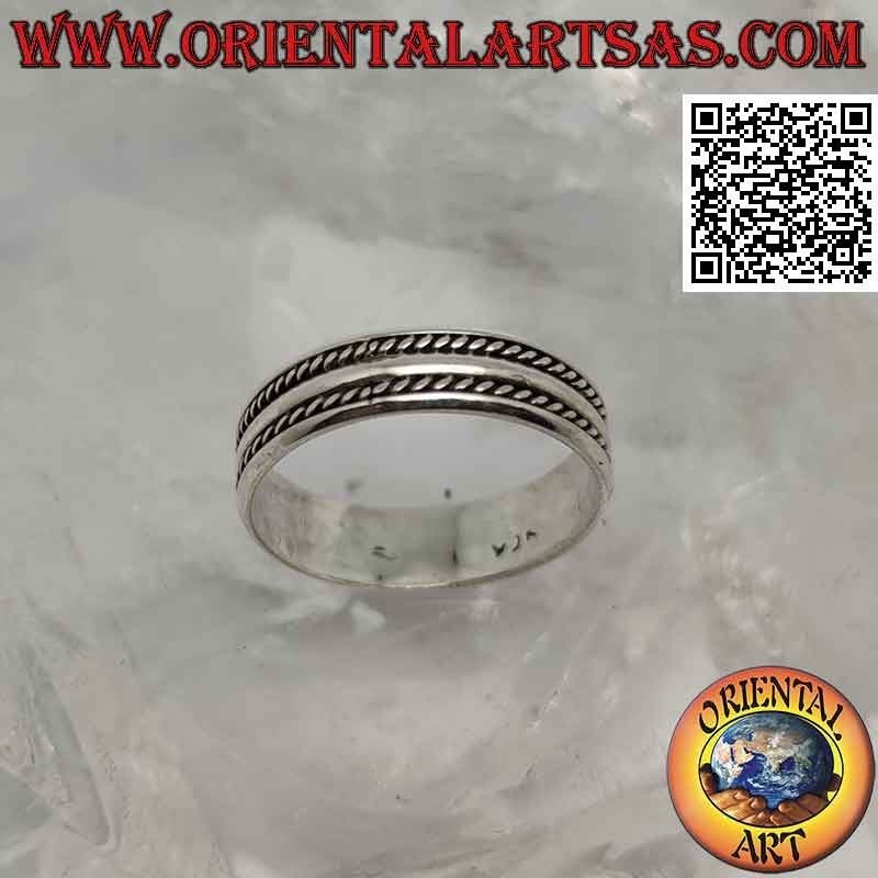 Anillo de plata con banda trabajada, línea suave entre entrelazados oblicuos