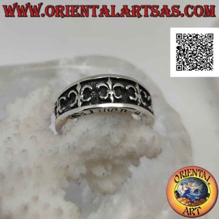 Anillo de plata con banda creciente con una serie de azucenas (figura heráldica) en bajorrelieve