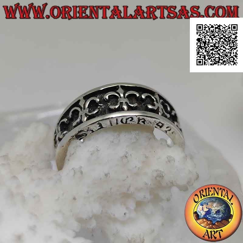 Anillo de plata con banda creciente con una serie de azucenas (figura heráldica) en bajorrelieve