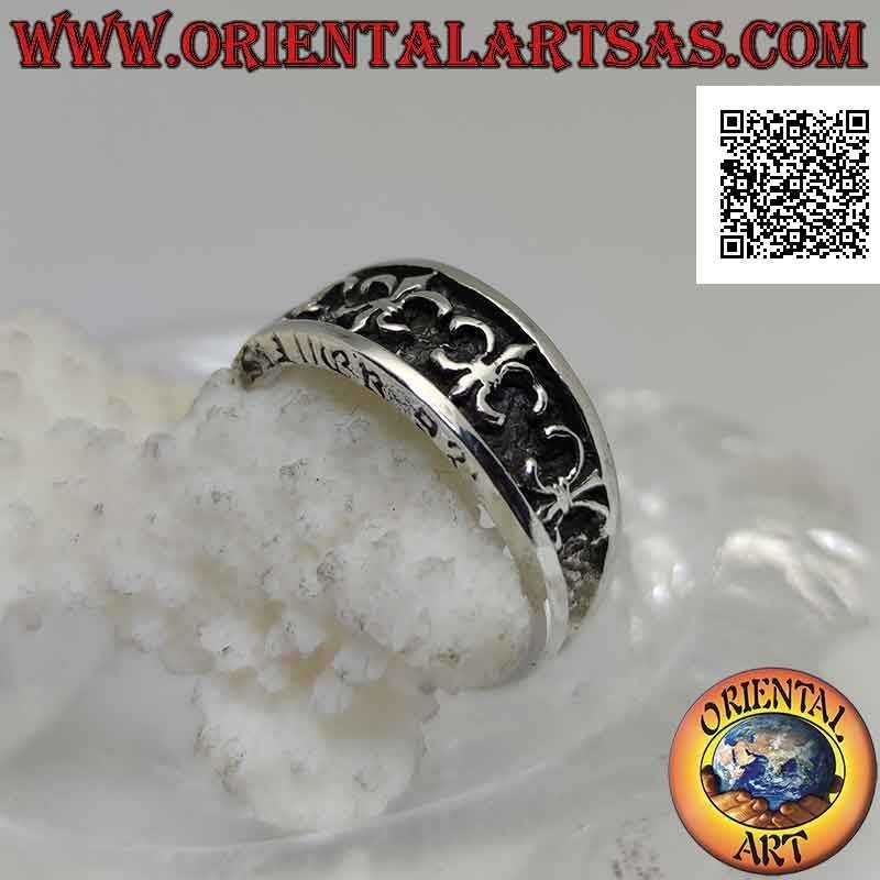 Anello in argento a fascia crescente con serie di gigli (figura araldiche) in bassorilievo