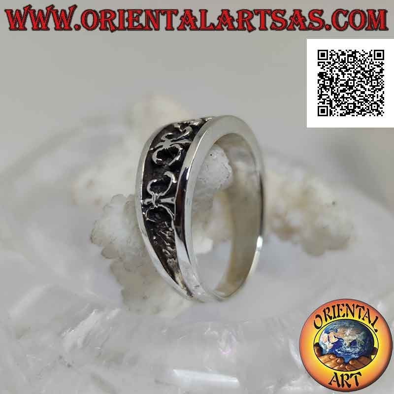 Anillo de plata con banda creciente con una serie de azucenas (figura heráldica) en bajorrelieve