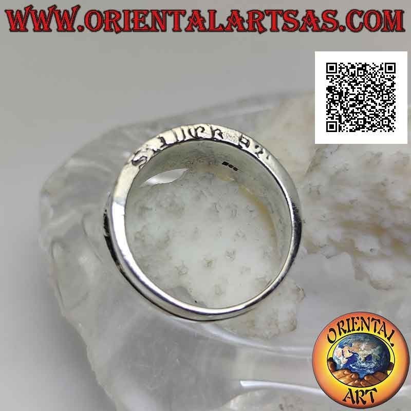 Anello in argento a fascia crescente con serie di gigli (figura araldiche) in bassorilievo