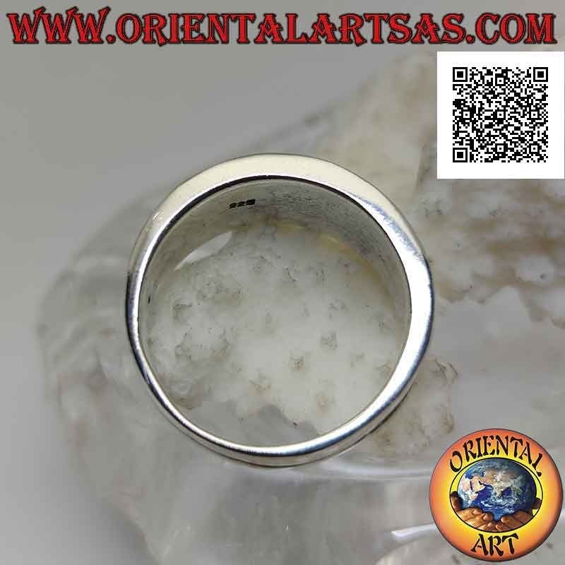 Anello in argento a fascia crescente con serie di gigli (figura araldiche) in bassorilievo