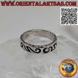 Anello in argento a fascia lavorata con incisione profonda maori