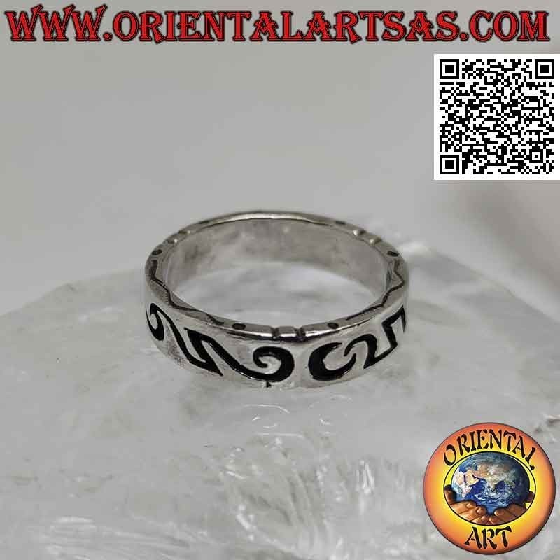 Anillo de plata trabajado con grabado profundo maorí