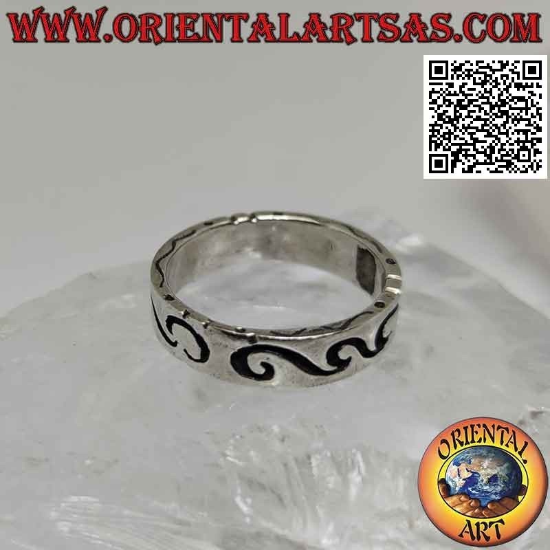 Silver band ring worked with deep Maori engraving