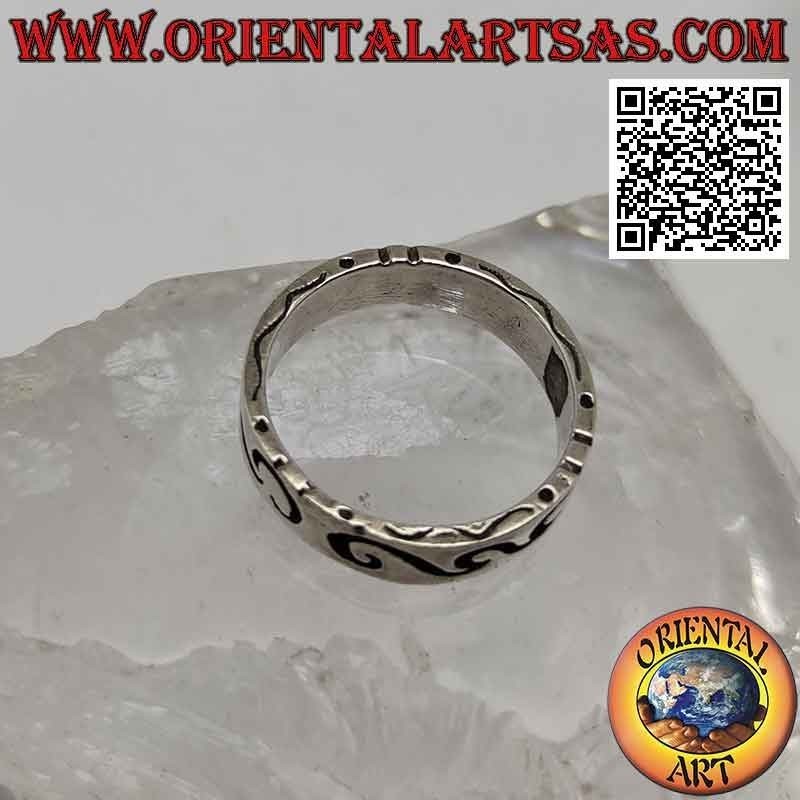 Bague en argent travaillée avec une gravure maorie profonde