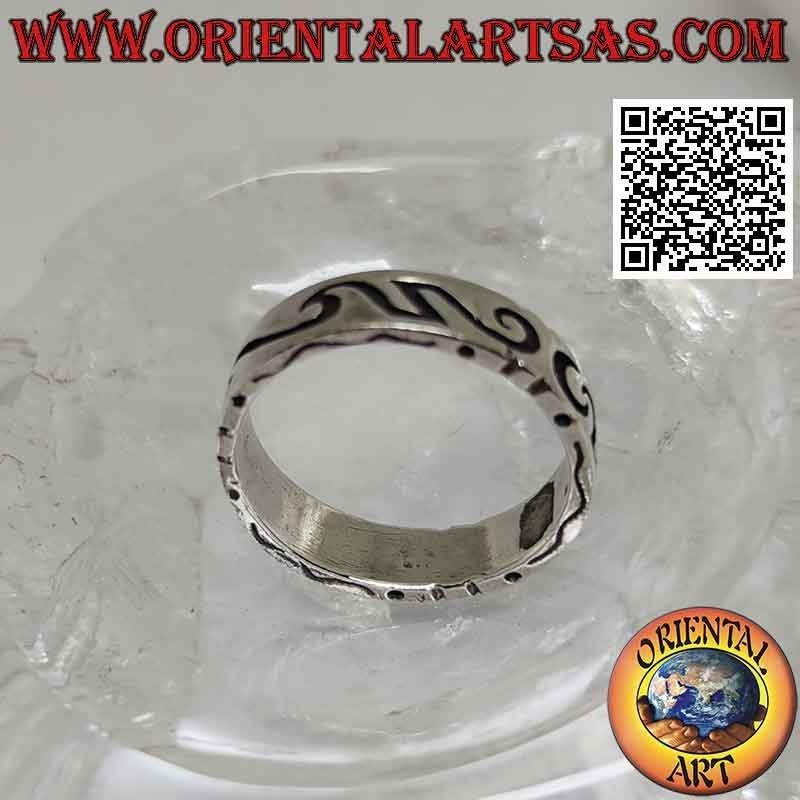 Bague en argent travaillée avec une gravure maorie profonde