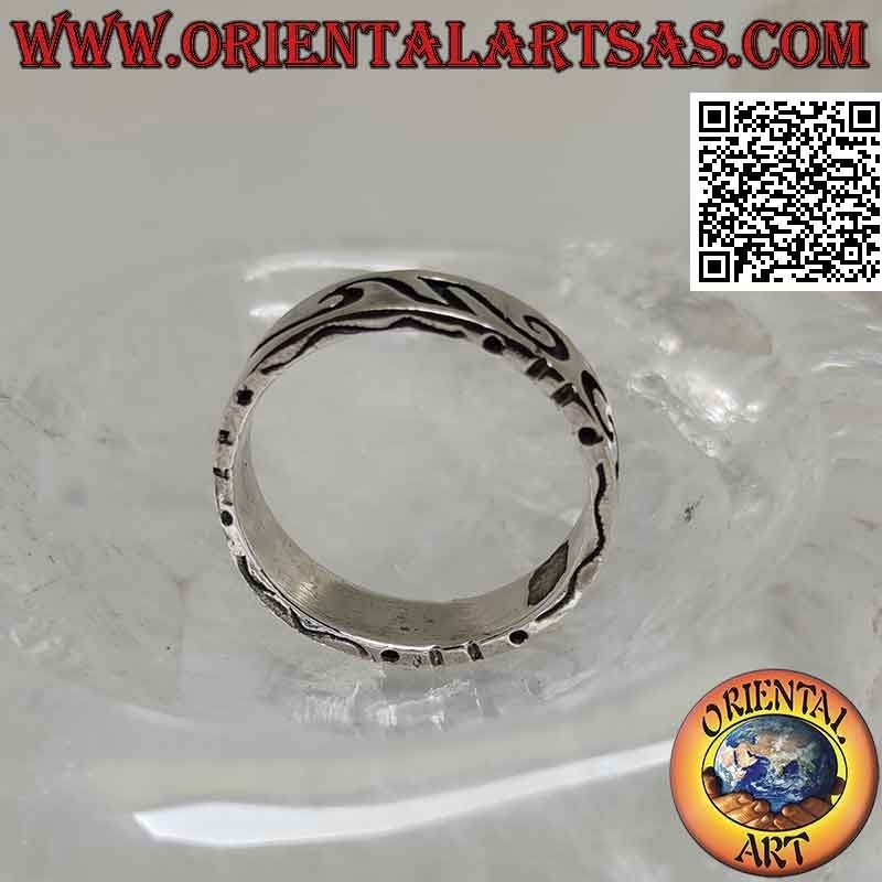 Anello in argento a fascia lavorata con incisione profonda maori