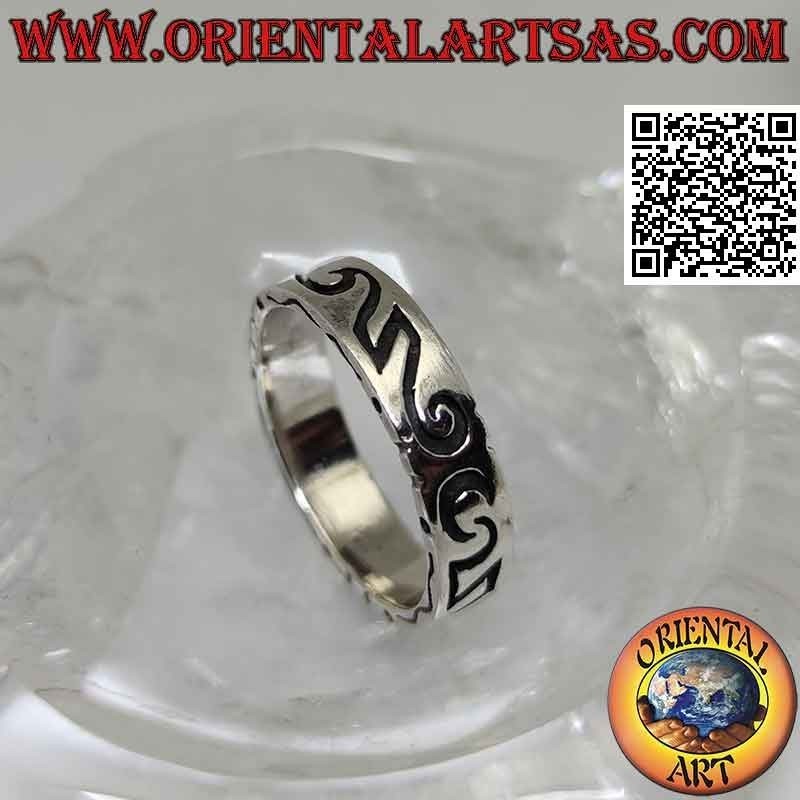 Anillo de plata trabajado con grabado profundo maorí