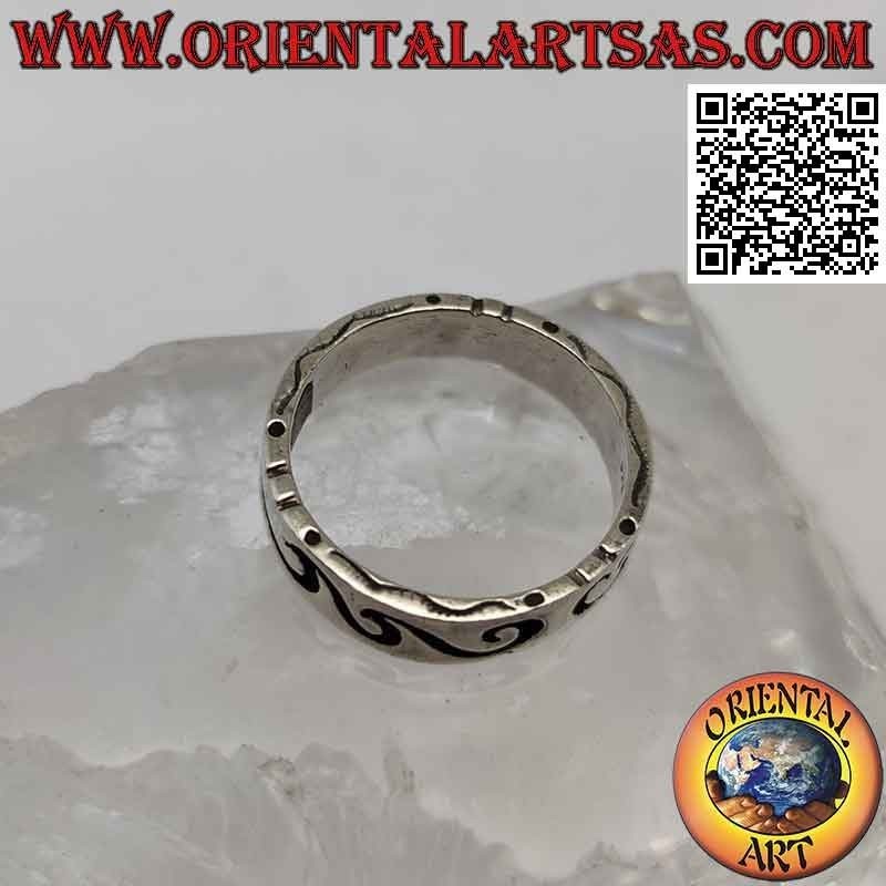 Anello in argento a fascia lavorata con incisione profonda maori