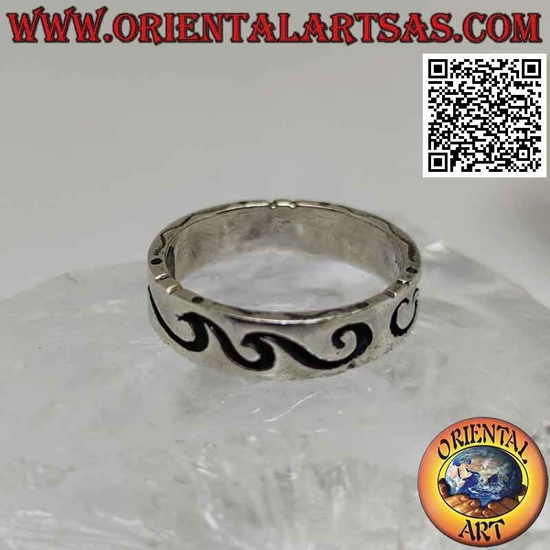 Anello in argento a fascia lavorata con incisione profonda maori