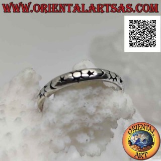 Anello in argento a fascia lavorata con serie di sole luna e stella stilizzati incisi