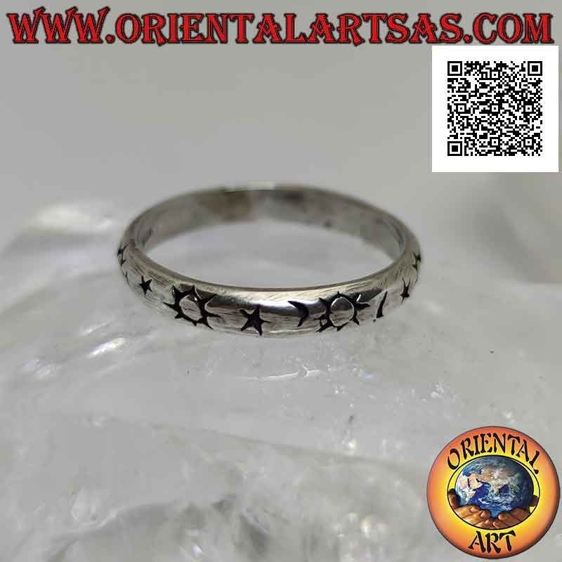 Anillo de plata trabajado con una serie de sol, luna y estrella estilizados grabados